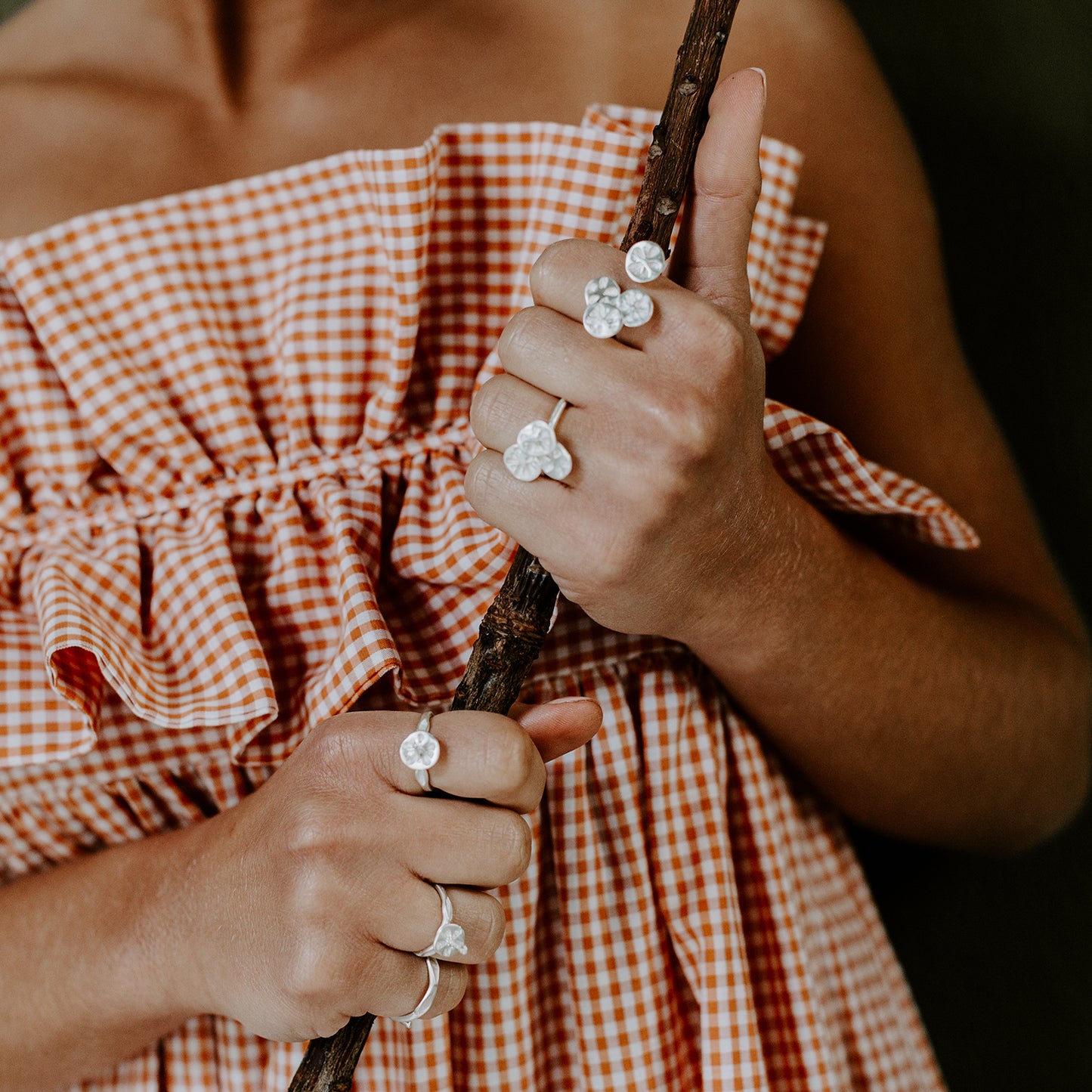 Solitaire ring embrace