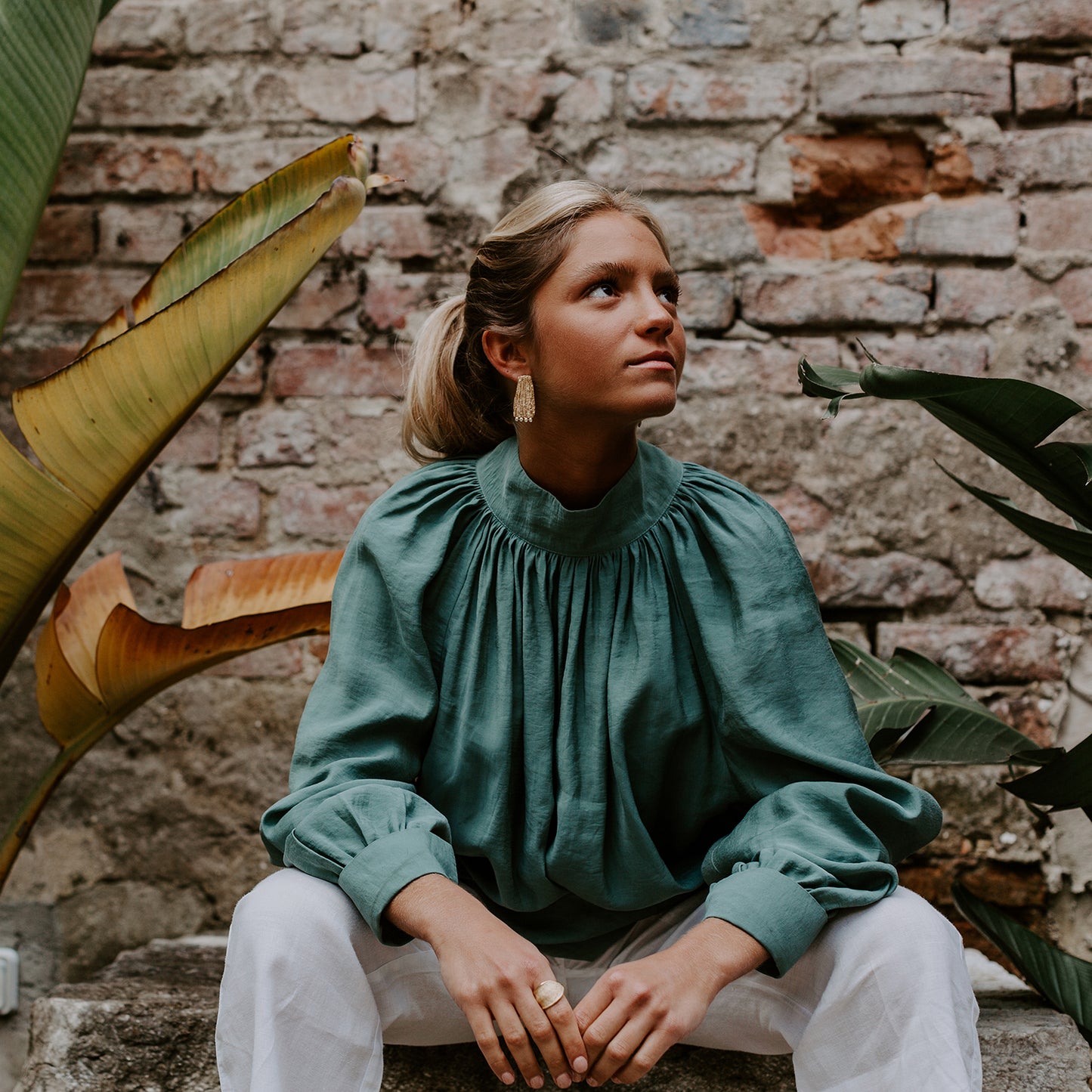 Glitter earrings with cubic zirconia.