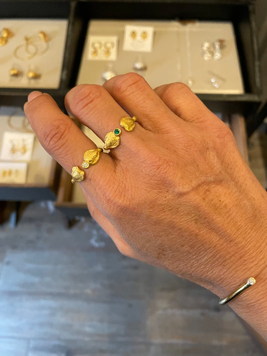 Anel folha com pedra