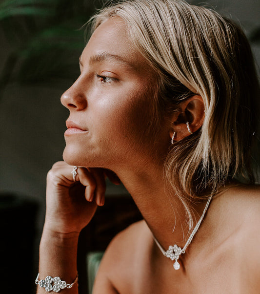 Mini earrings with a good-humored branch design (individual)