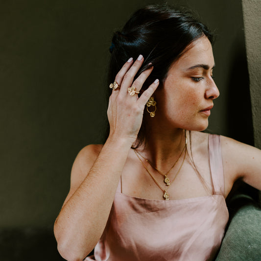 Anel abraço longo, com pedra