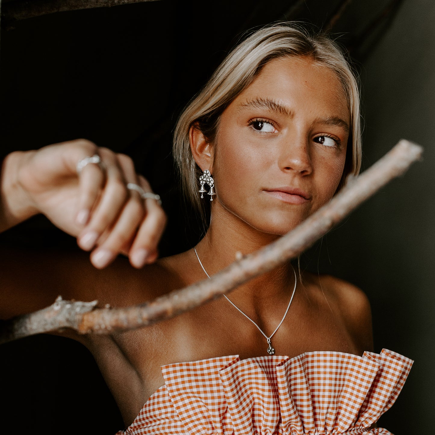 Brincos 2 beijos, com pendentes