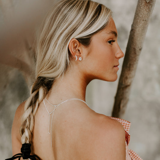 Mini earrings with a good-humored branch design (individual)