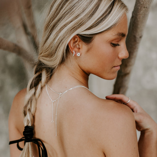 Brinco stud mini beijo colorido com pedra (individual)