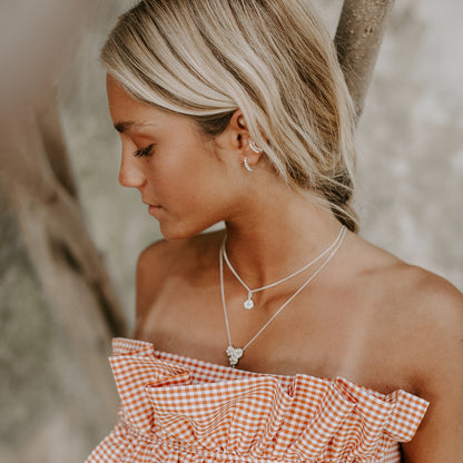 Mini earrings with a good-humored branch design (individual)