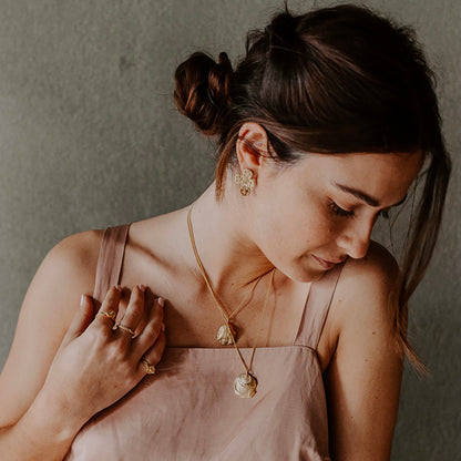 Pendente Pureza (concha redonda  com ramagem)