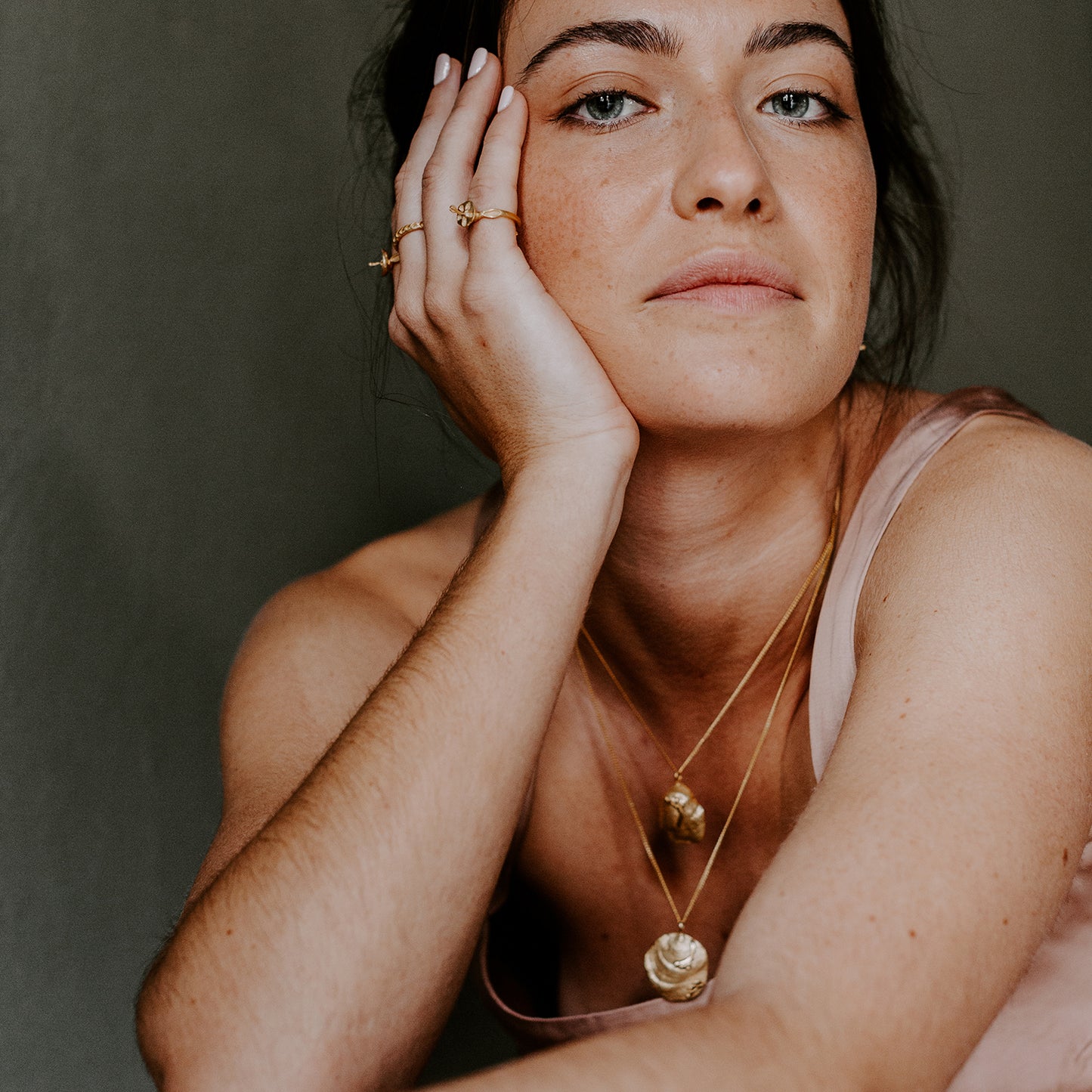 Pendente Pureza (concha redonda  com ramagem)