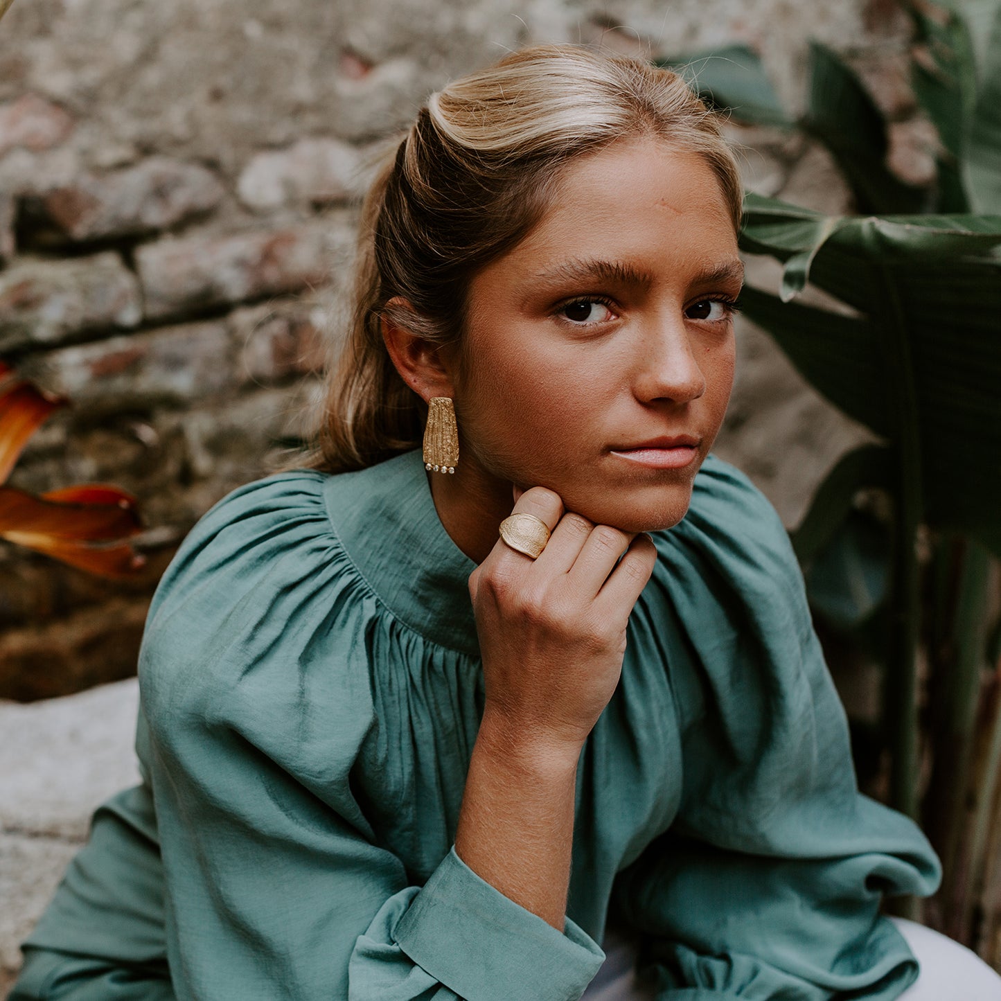 Glitter earrings with cubic zirconia.