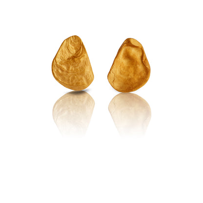 Short flat shell earrings