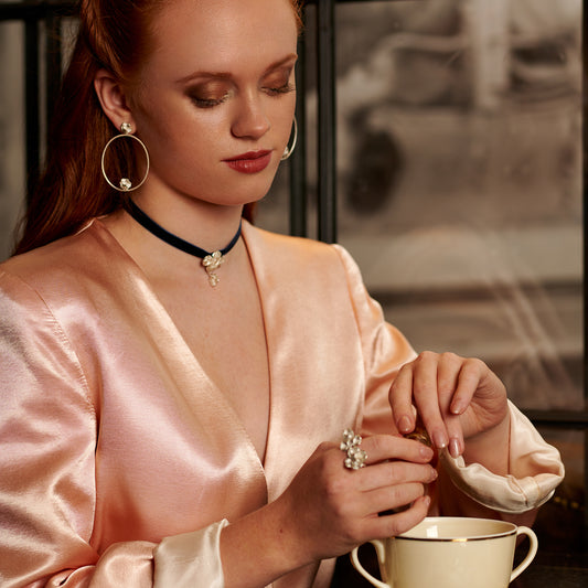 Simple Queen choker with velvet ribbon.