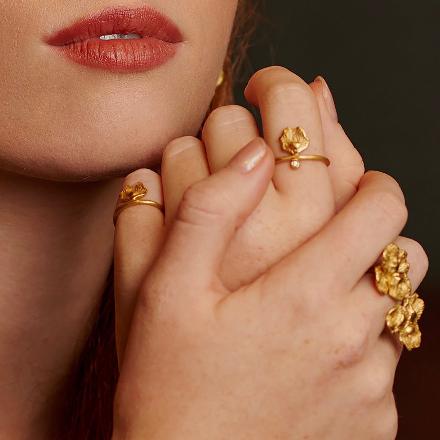 Simple ring with a stone, Flora