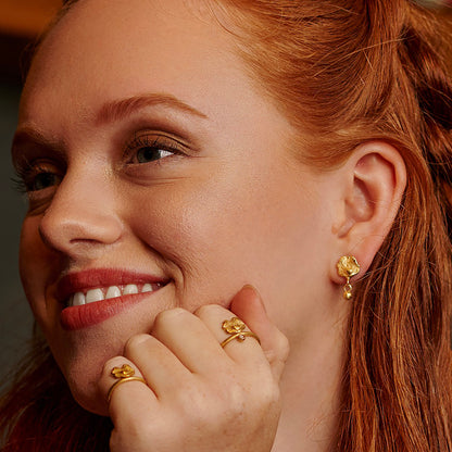 Simple ring with a stone, Flora