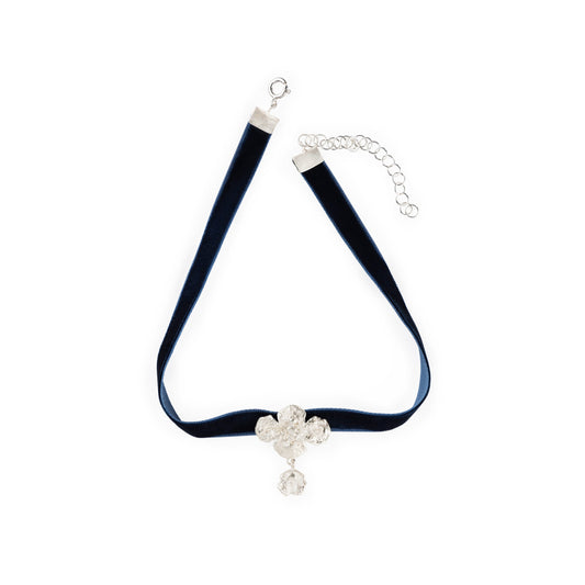 Simple Queen choker with velvet ribbon.