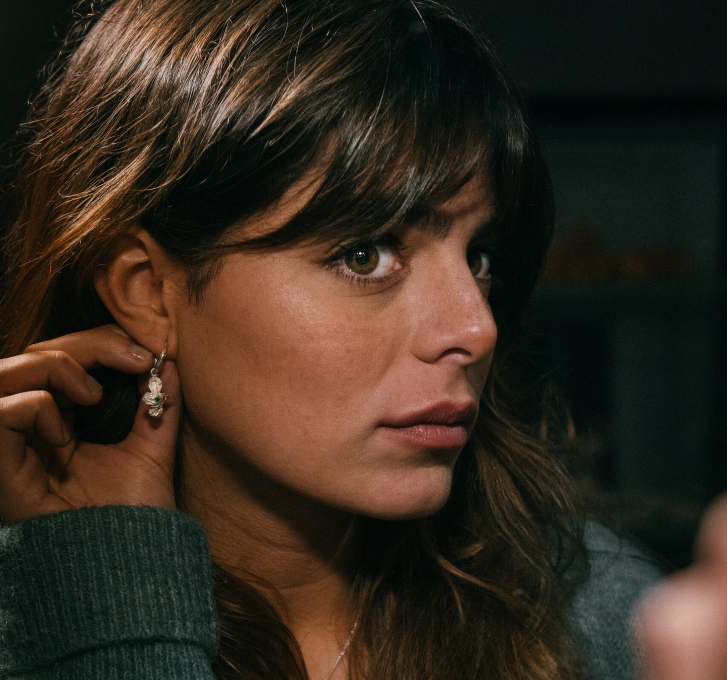 Argola mini com pendente cruz, com pedra