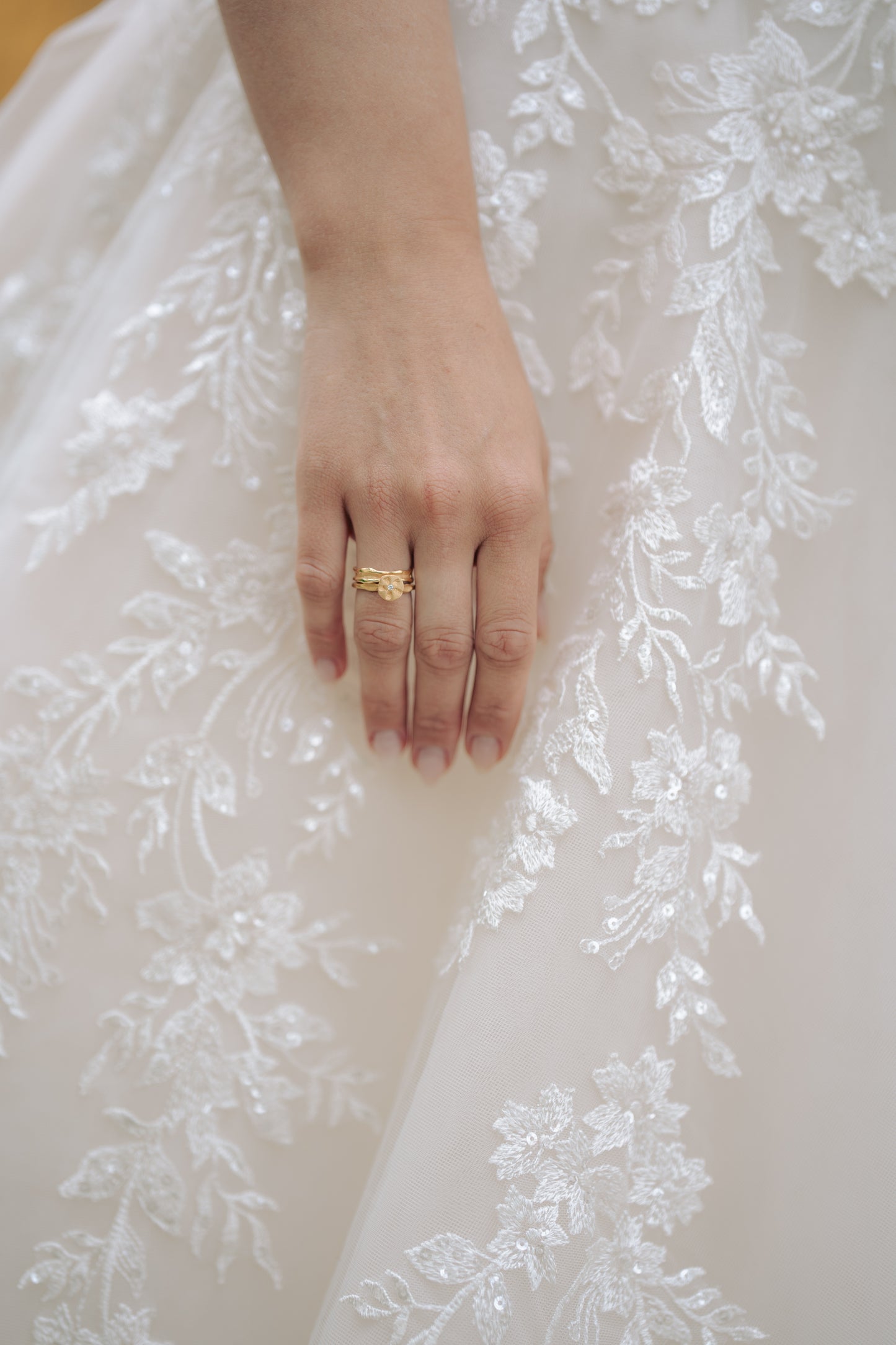 Solitaire ring kiss