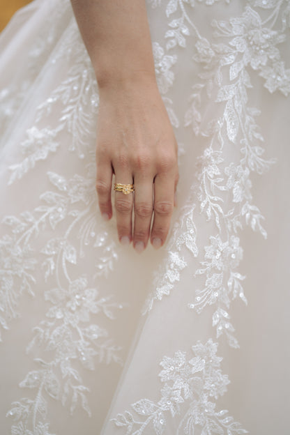 Solitaire ring kiss