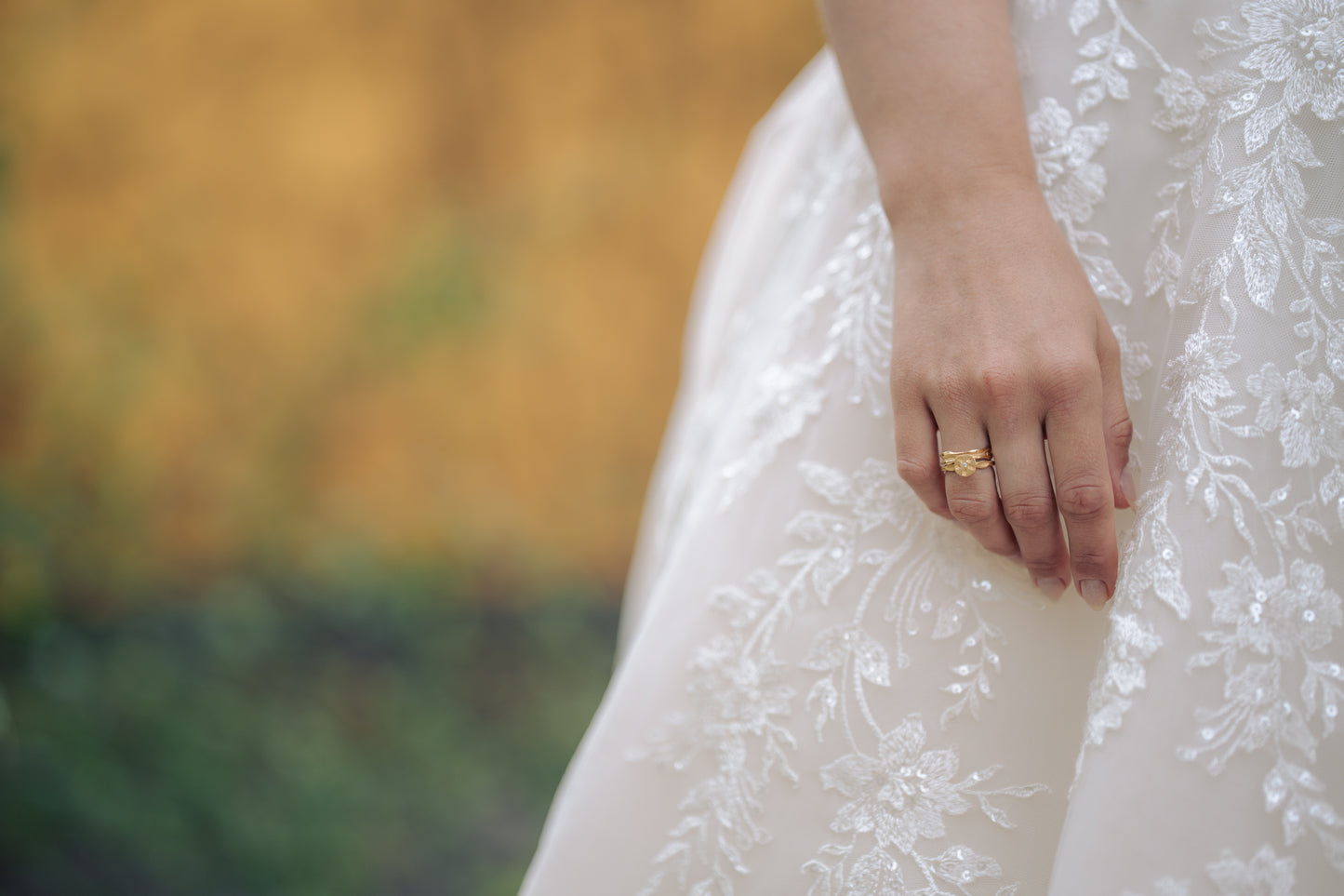 Solitaire ring kiss