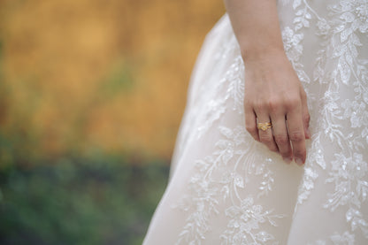 Solitaire ring kiss