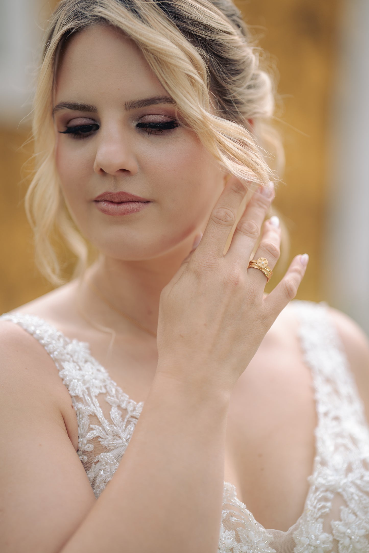 Solitaire ring kiss