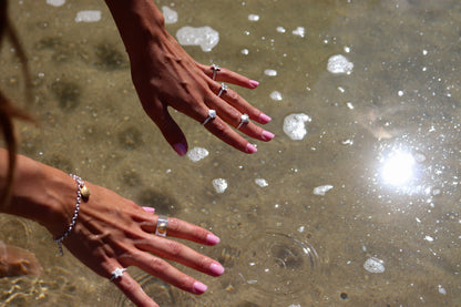 Anel fininho Praia-mar < concha c/ pedra >