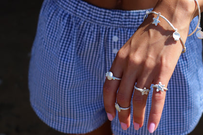 Anel fininho Praia-mar < concha c/ pedra >