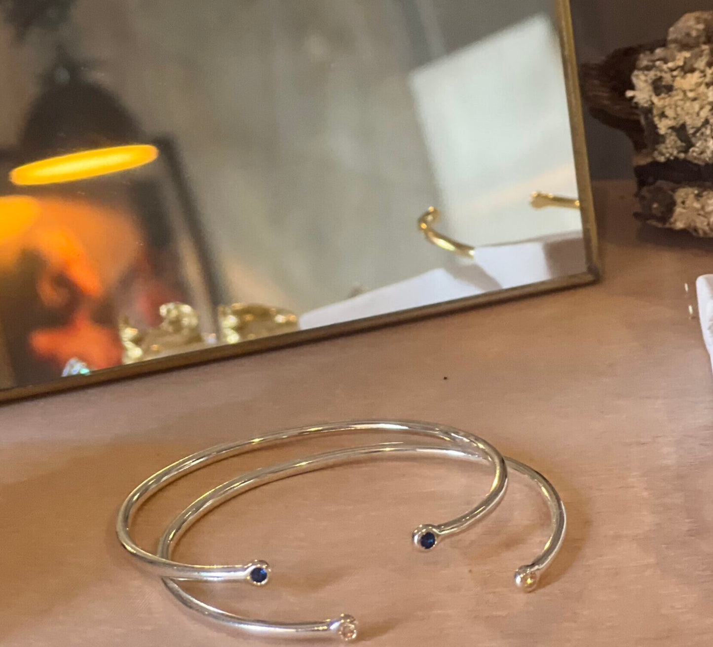 Pulseira Pepitas com pedras  < tipo escrava, aberta >