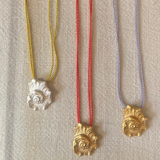 Pendente búzio XL com fio colorido