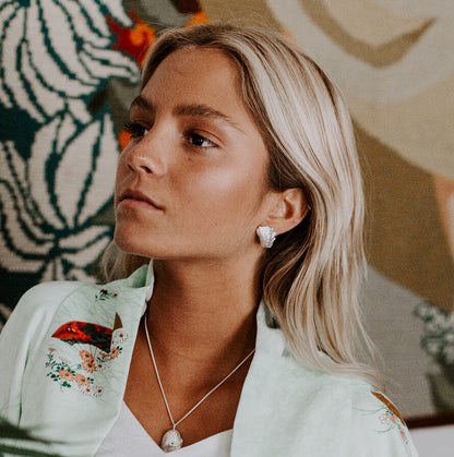 Brincos assimétricos, Liberdade