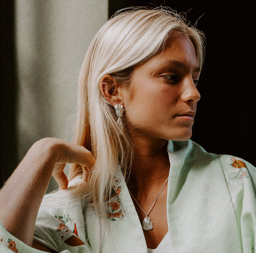 Brincos assimétricos, Liberdade