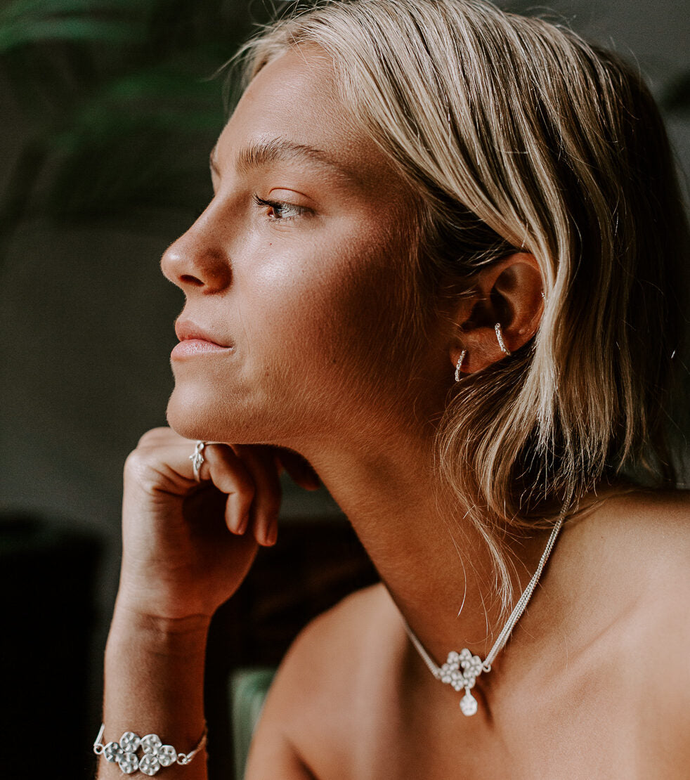 Mini earrings with a good-humored branch design (individual)